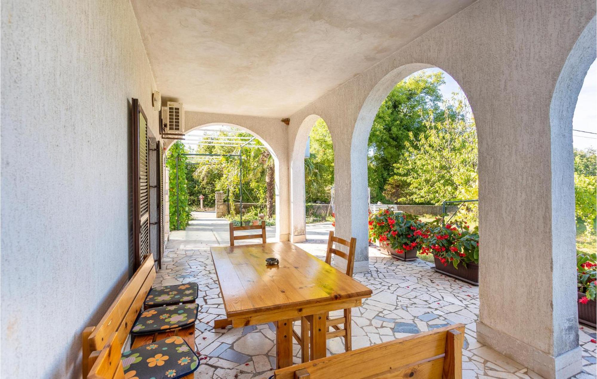 Beautiful Apartment In Malinska With Wifi Esterno foto